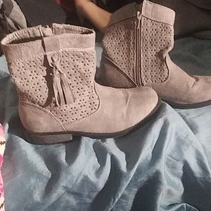 Maggie and Zoe Grey boots kids size 2